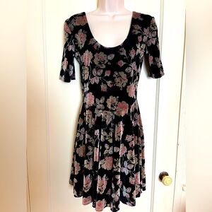Kimchi Blue - Velvet Floral Short Sleeve Dress with Scoop Back